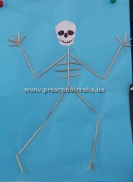 making-puppet-with-ear-stick-for-preschool