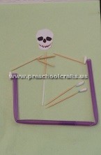 making-skeleton-with-ear-stick-preschool