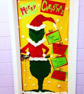 christmas-decoration-for-class-door