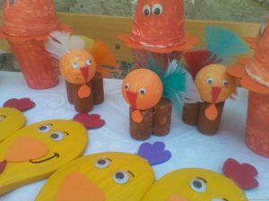 chicken-craft-idea-with-pinpon-ball-and-toilet-rolls